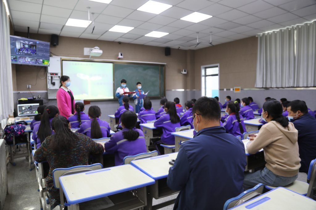 西宁市青藏铁路花园学校教育集团总校包海梅老师的一堂特殊主题教育班会。