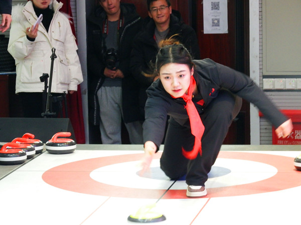中国冰壶冠军进校园活动走进西宁晓泉小学